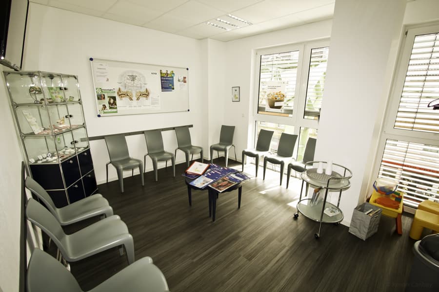 Wartezimmer HNO Praxis Dr. med. Behrooz Eghlimi